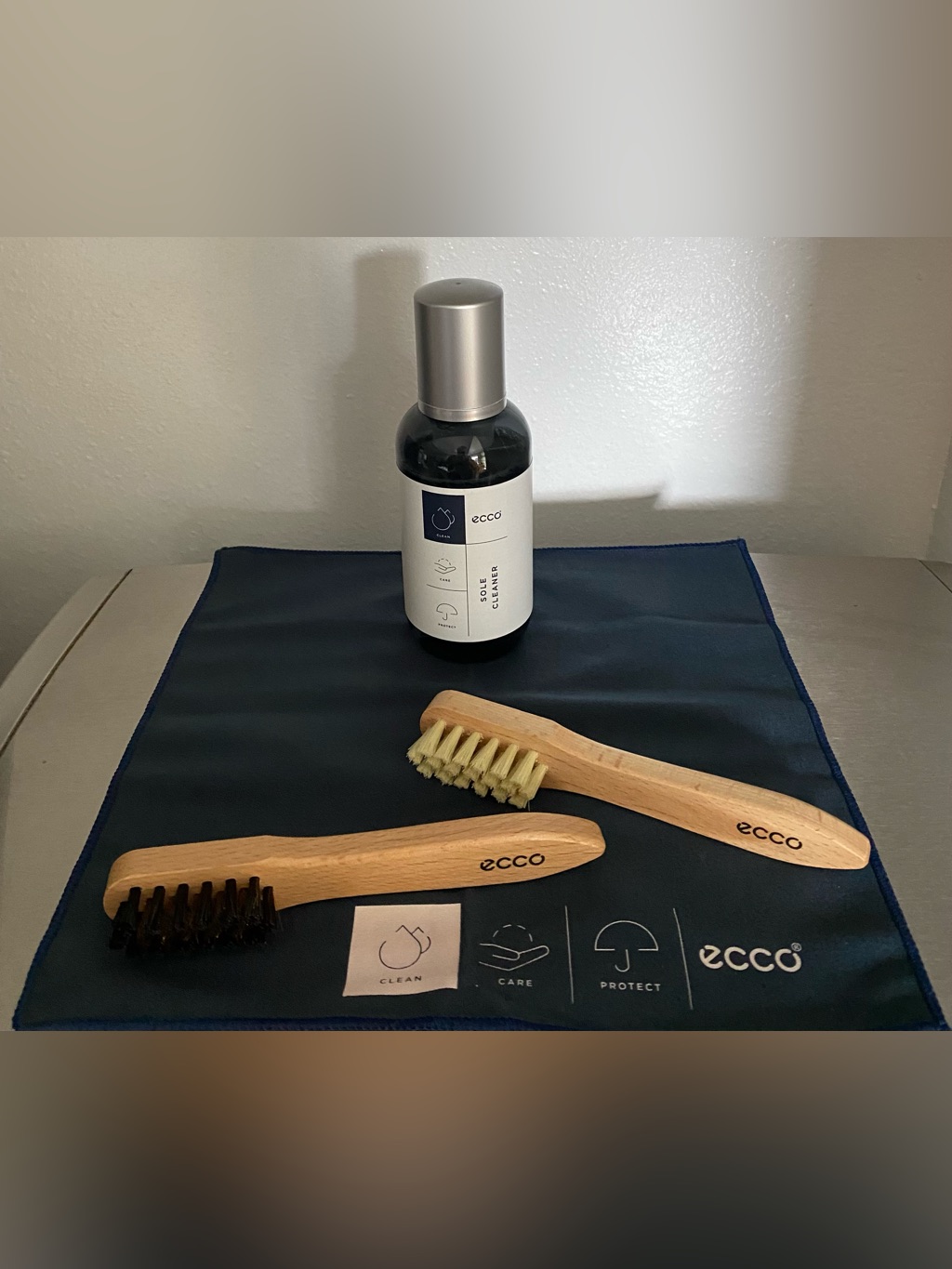 New Ecco Shoe Care Cleaning Set With Natural Wood Brushes And Cloth Buffer